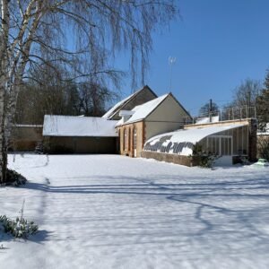 Vue de la serre et du gîte de L'Orangerie sous la neige