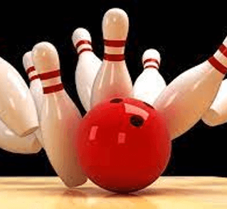 Boule de Bowling frappant des quilles.
