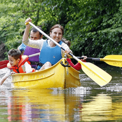 Famille ramant dans un canoë sur l'Eure.