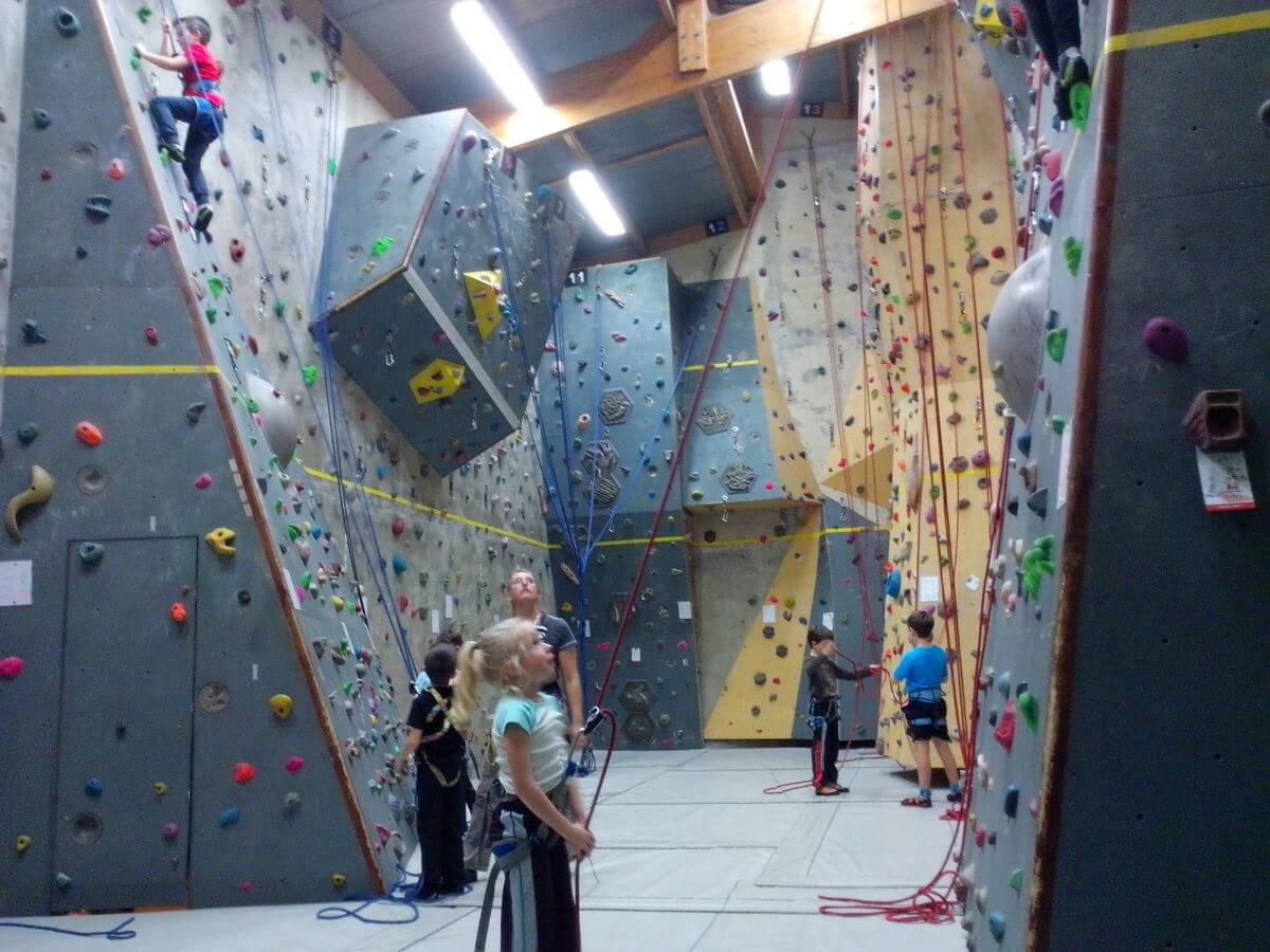 Murs d'escalades avec un groupe d'enfants
