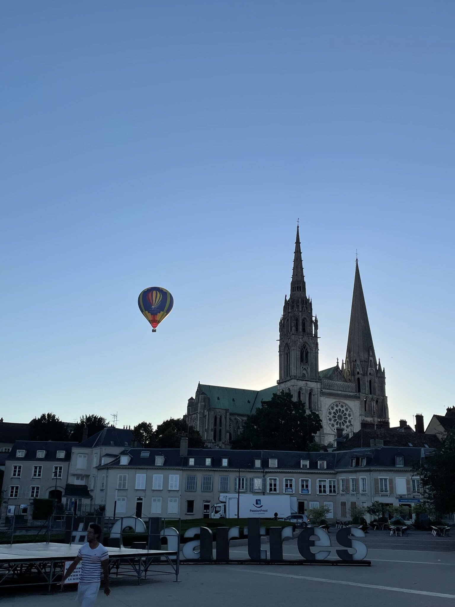 Montgolfière dans le ciel au-dessus de la Cathédrale de Chartres.