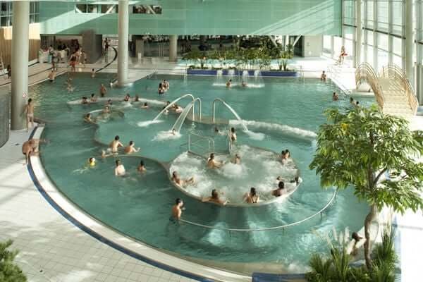 Circuit dans les bains intérieurs du complexe de l'Odyssée