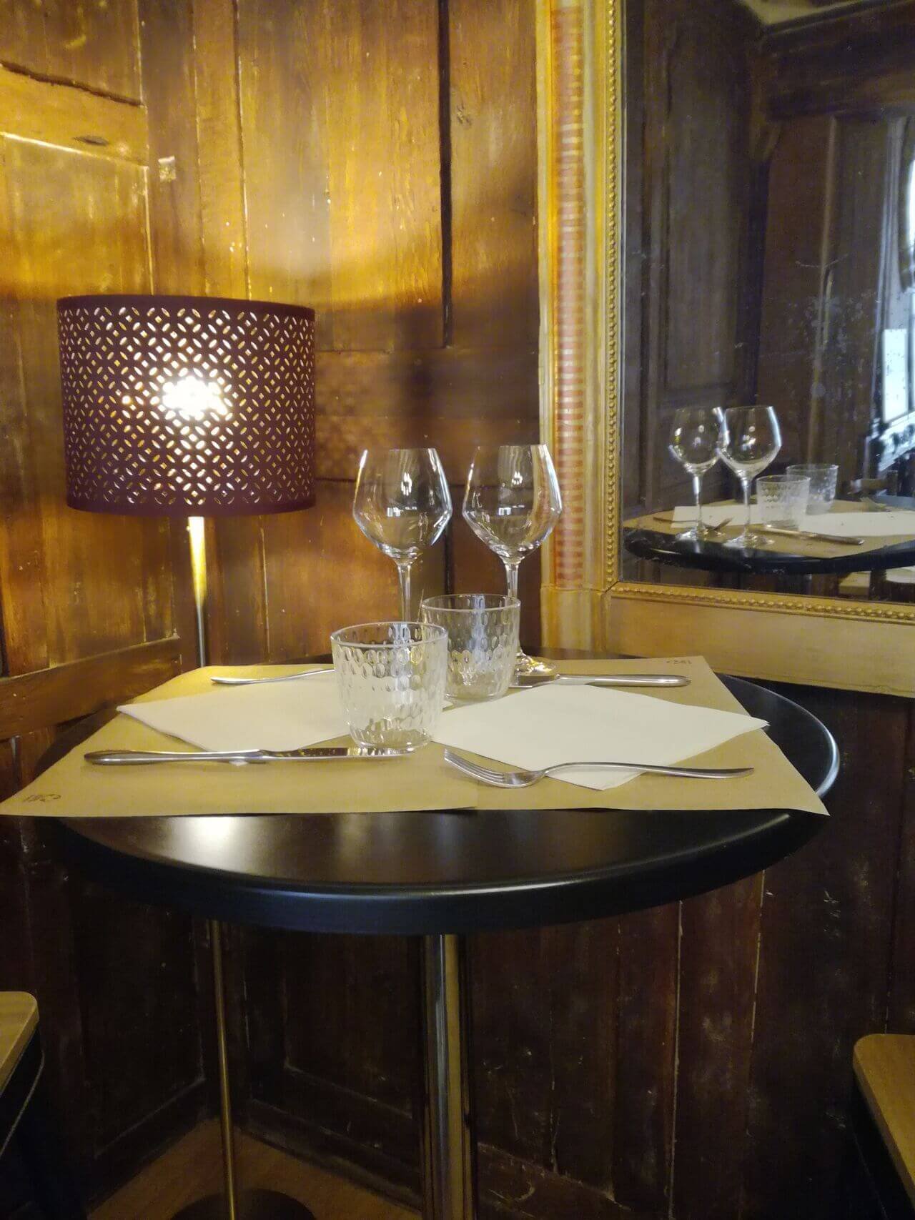 Table bistrot ronde avec deux couverts dressés