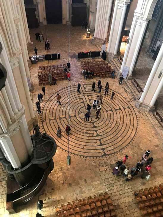 Vue plongeante sur le dédale de la nef de la Cathédrale Notre-Dame de Chartres.