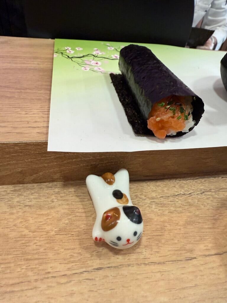 Rouleau "Hand roll" préparé par le restaurant Hanami