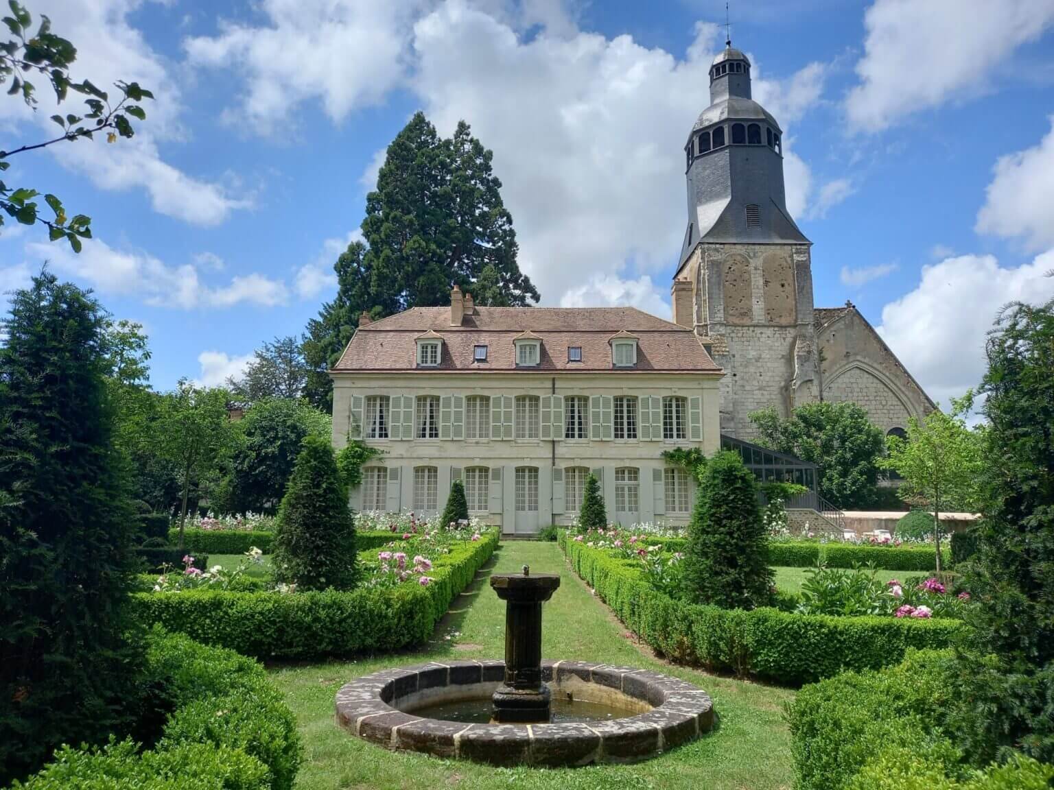 Vue sur la façade du Collège Royal et Militaire et sur ses jardins.