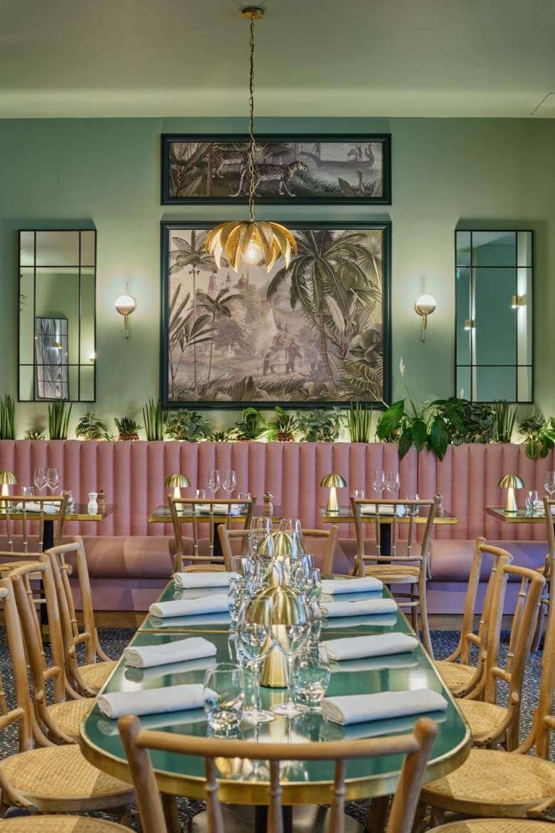 Salle du restaurant Maleyssie Brasserie avec une table dressée.