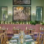 Salle de la Brasserie du Maleyssie avec une table dressée.