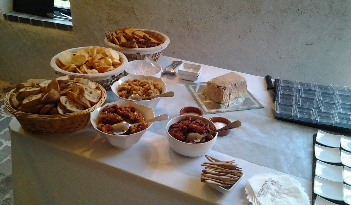 Buffet dressé avec des panières de différents pains et des entrées.