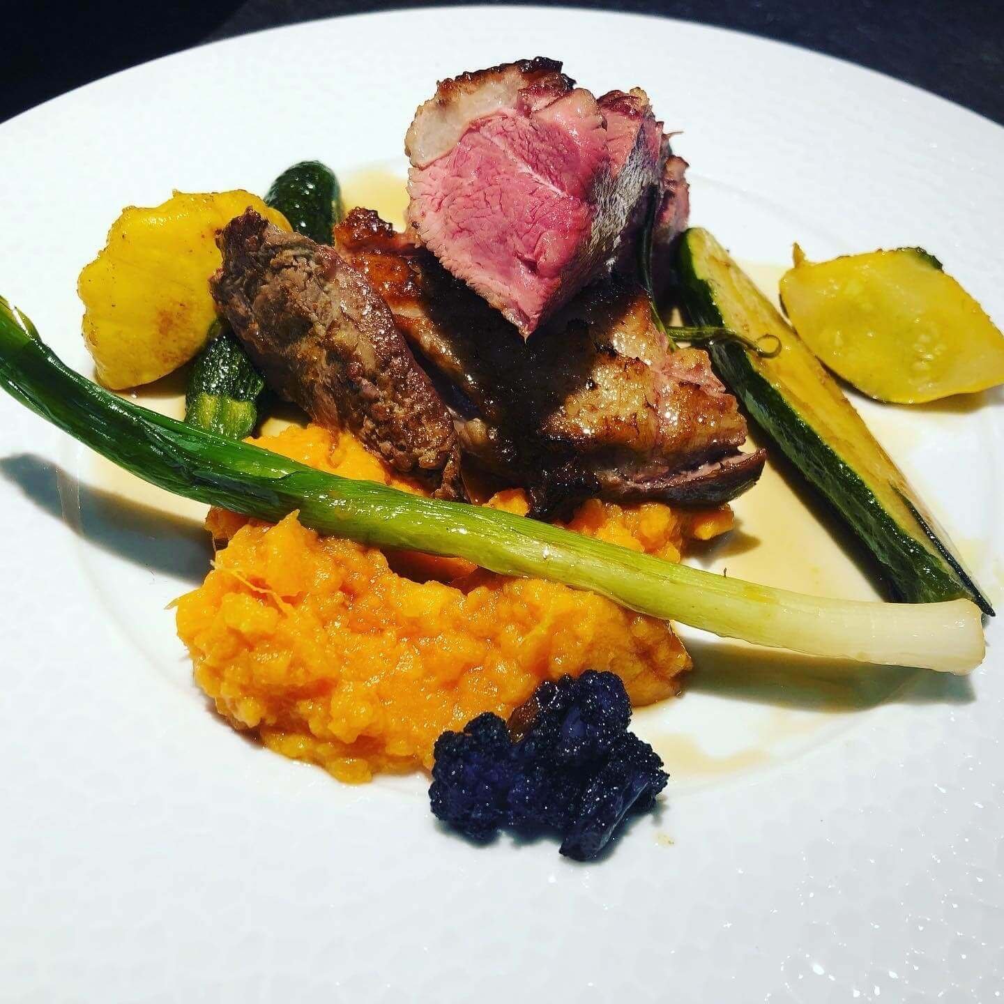 Pièce de boeuf braisée et petits légumes servis à l'assiette